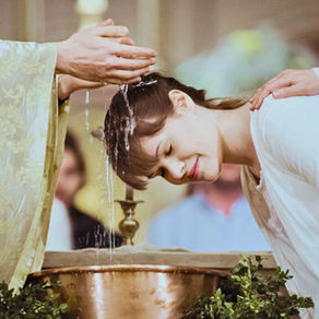 Femme adulte recevant le baptême lors de la Vigile pascale à Pâques
