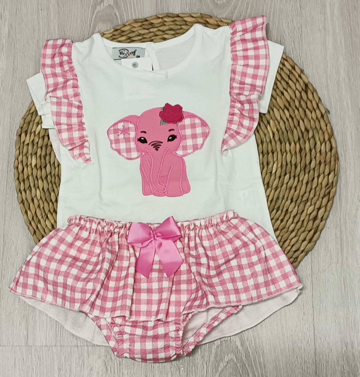 Camiseta algodón blanca con estampado elefante y braguita volante vichy rosa