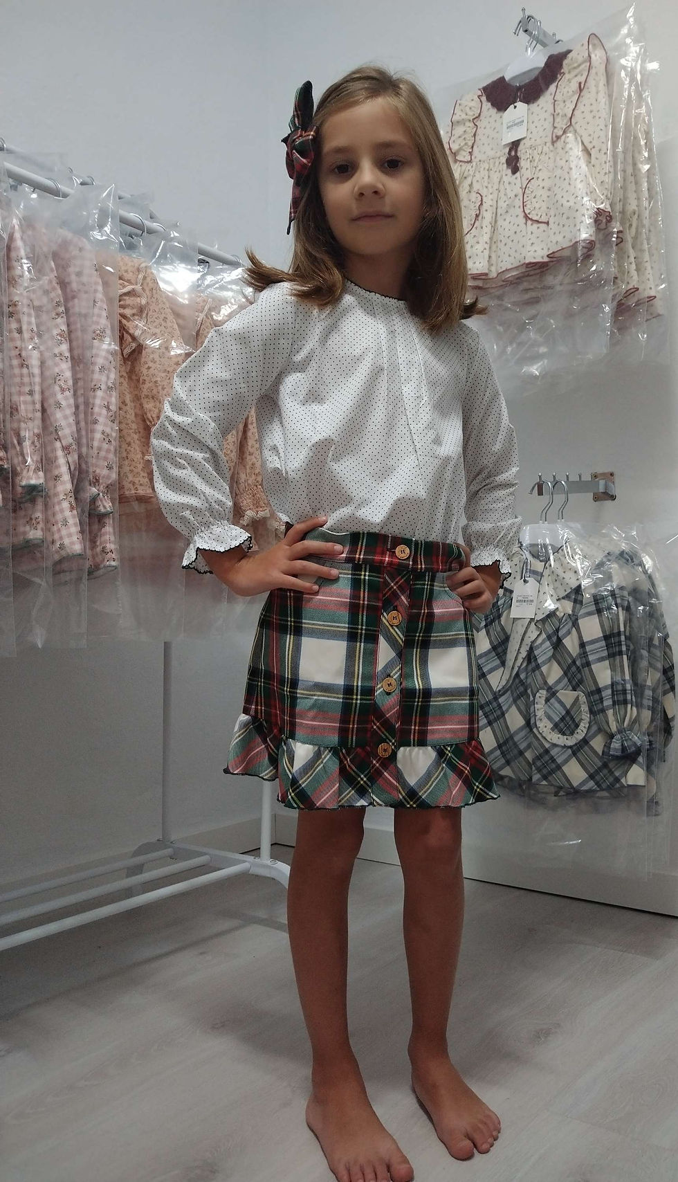 Falda en cuadro tartán rojo, verde, crudo, azul y amarillo, presenta cinturilla fina, abertura delantera completa