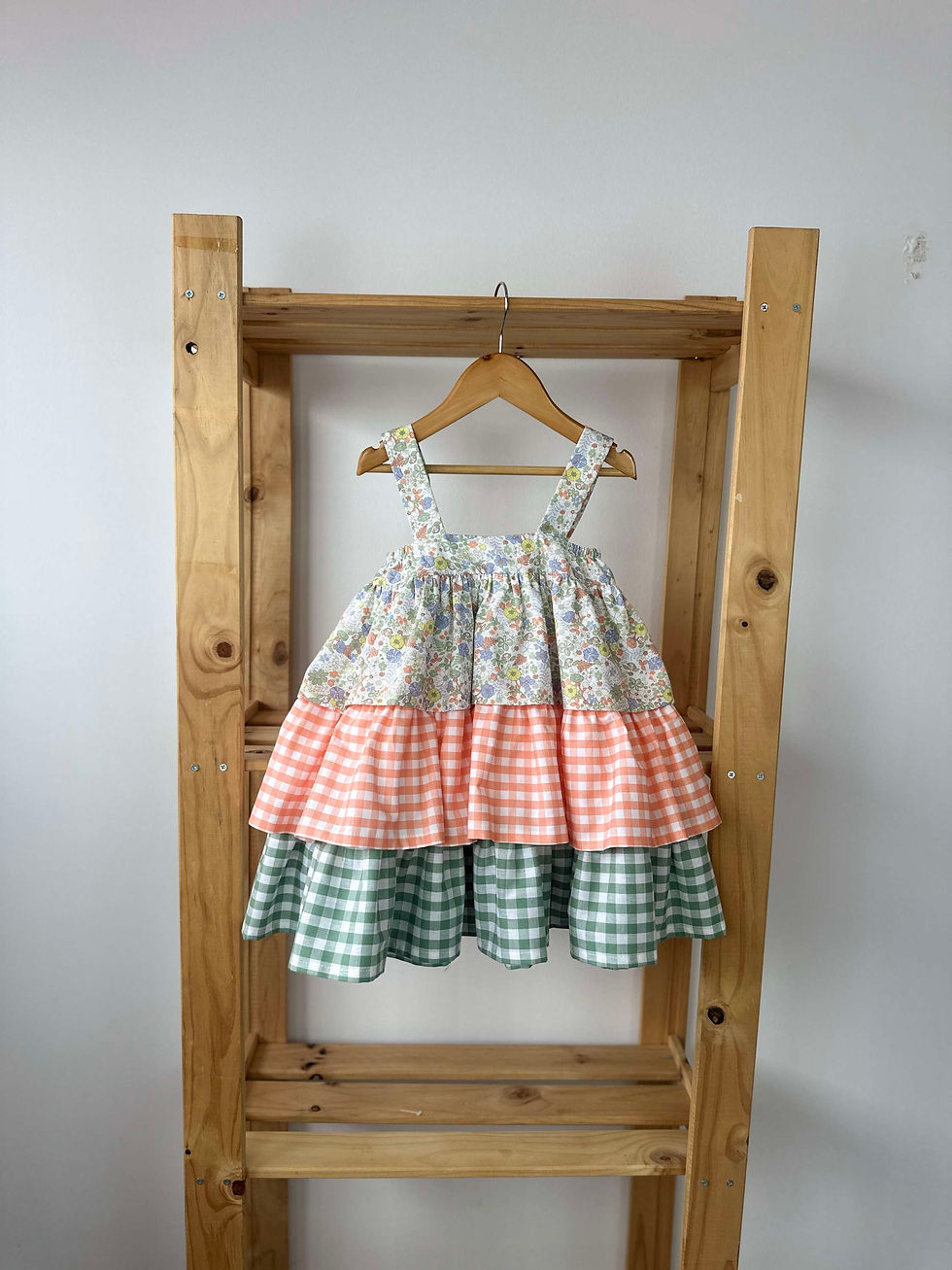 Vestido con tirante ancho en liberty  que combina tres volantes, uno liberty, otro vichy naranja y el último vichy verde