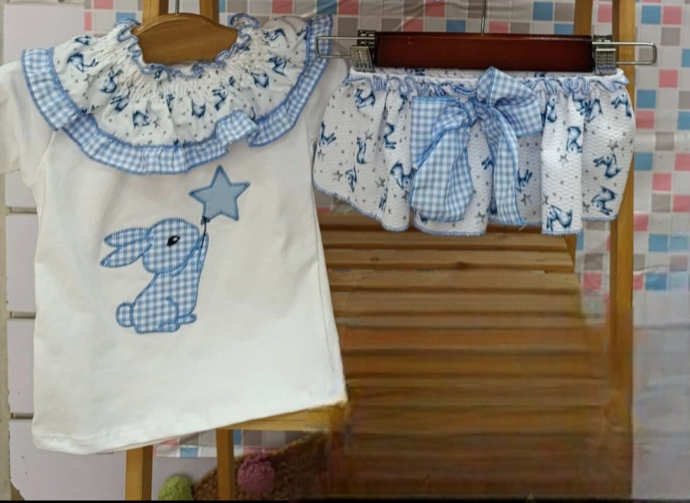CAMISETA CUELLO REDONDO Y BRAGUITA CONEJITOS