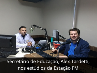 Secretário de Educação, Alex Tardetti, nos estúdios da Estação FM