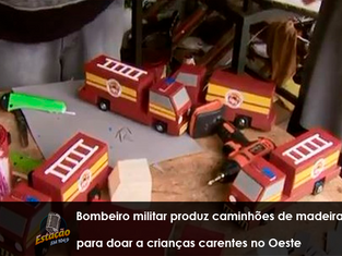 Bombeiro militar produz caminhões de madeira para doar a crianças carentes no Oeste