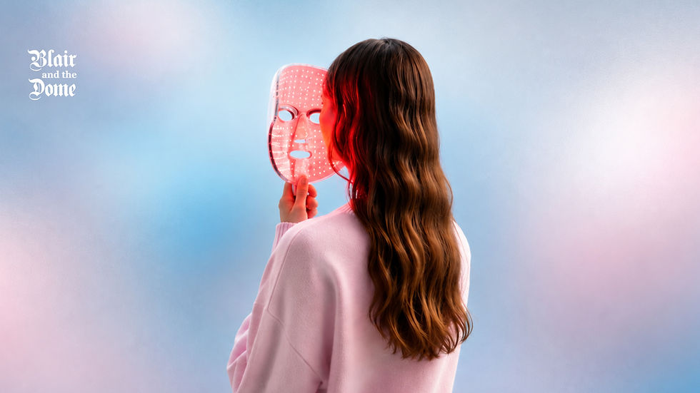 Donna con una maschera LED per il viso illuminata di rosso su sfondo azzurro. L'immagine rappresenta l'incontro tra tecnologia, benessere e skincare, simbolo dell'interesse crescente verso la Longevity e le pratiche orientate alla prevenzione, alla cura della pelle e al mantenimento del benessere nel tempo.