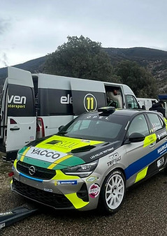 Opel corsa rallye pour illustrer la location de voiture de course