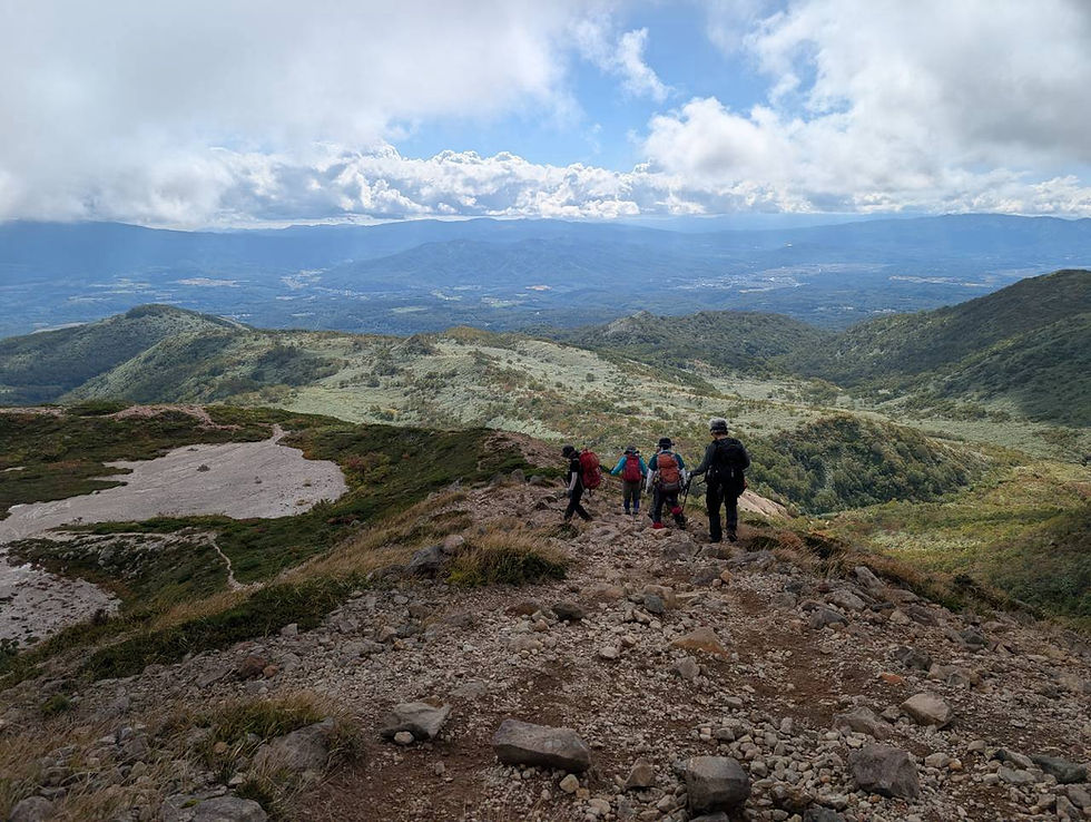 ニセコの景観を望みながら尾根を下って下山です。