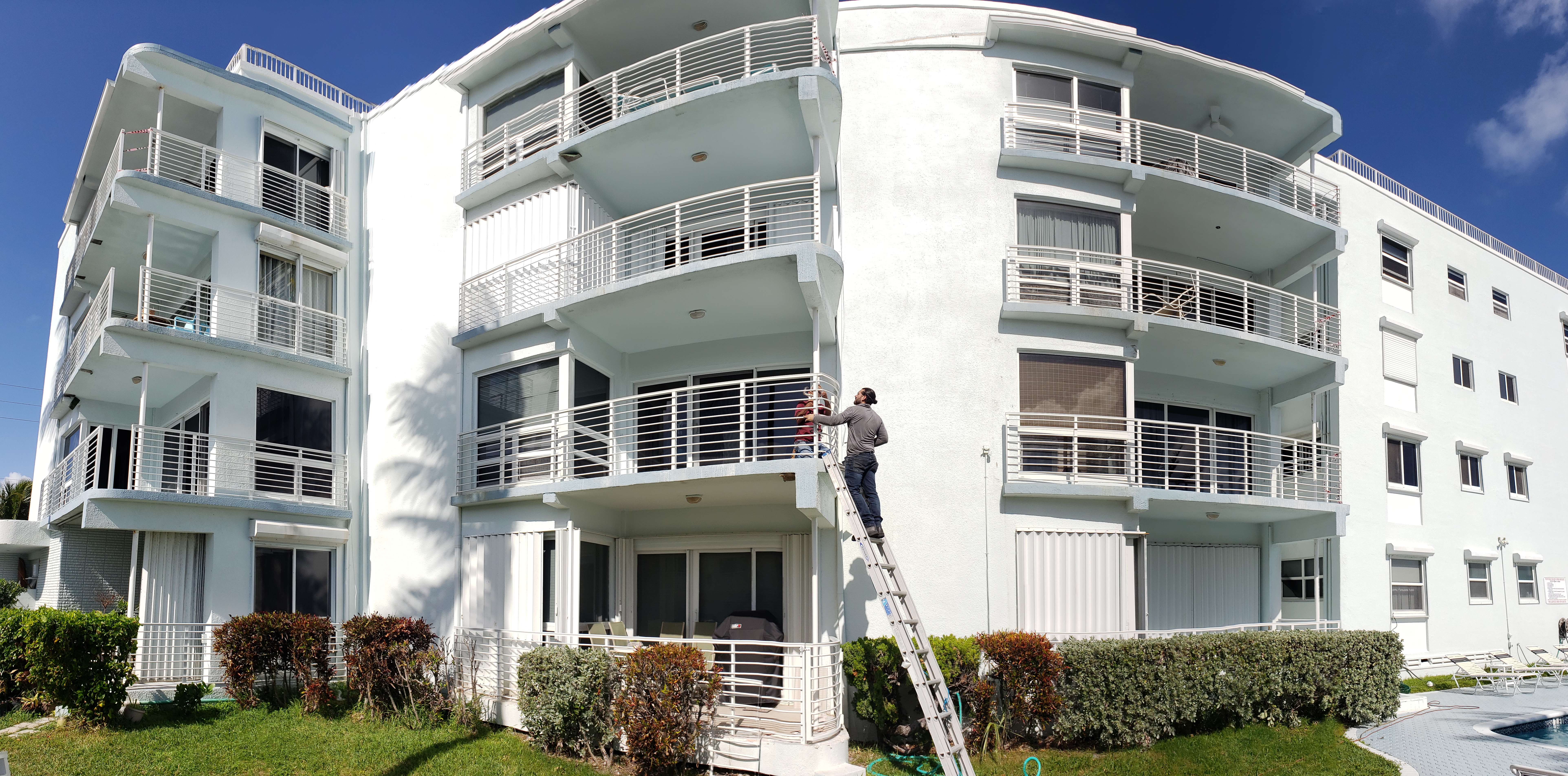 Aluminum horizontal tube railing, white powder coating, concrete restoration project