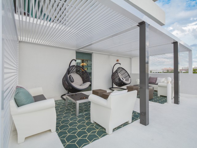 Aluminum pergola with 50/50 shade system, pool deck