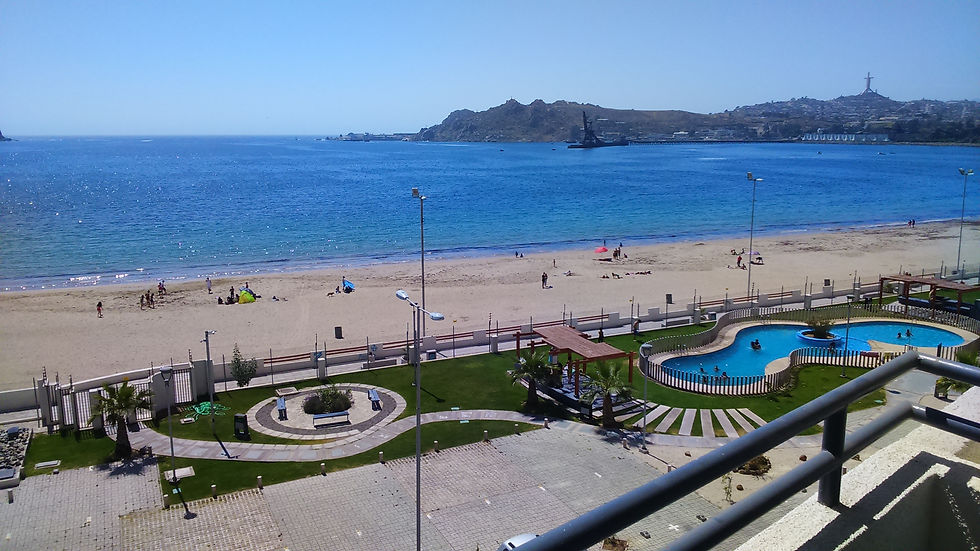 Vista desde departamento a playa y sector piscina del condominio