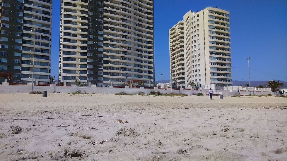 Vista desde la playa al departamente La Herradura