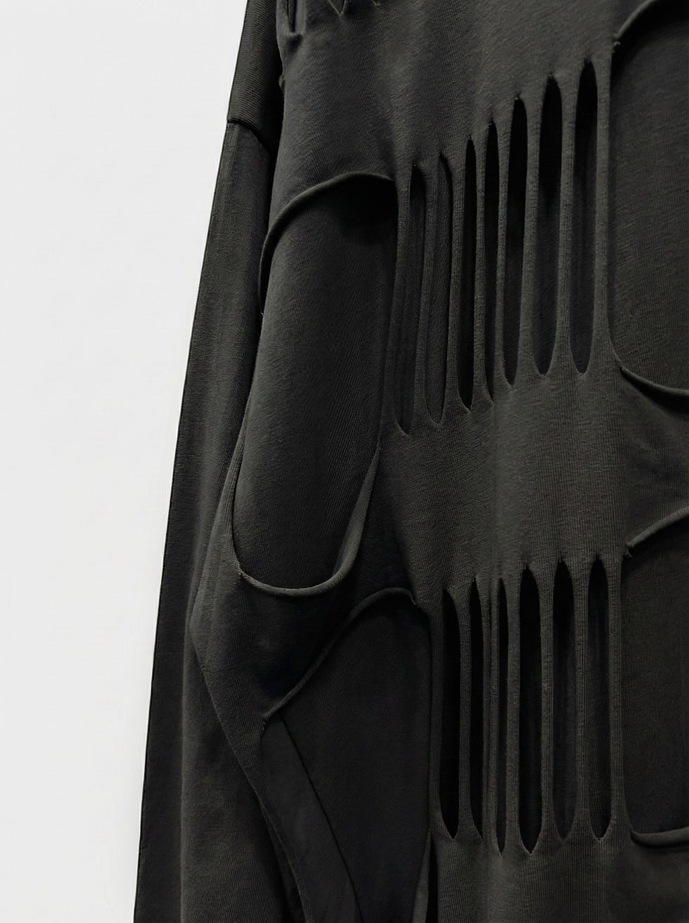 Μικρογραφία: Oversized Μπλούζα με Cut-Out Σχέδιο