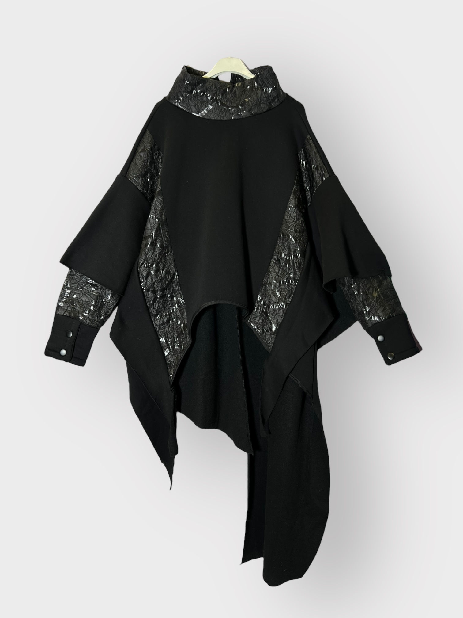 Ασύμμετρη Κάπα με Διακοσμητικά Καπιτονέ Κομμάτια 