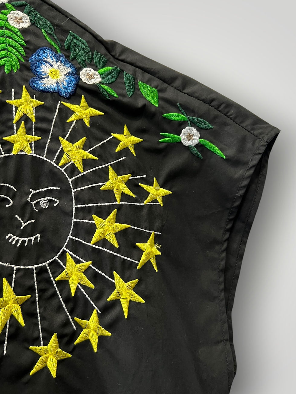 Μικρογραφία: Κοντομάνικο Πουκάμισο με Φλοράλ Κεντήματα