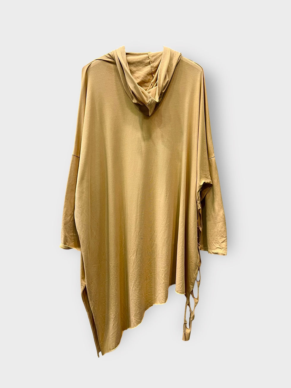 Μικρογραφία: Ασύμμετρη Μπλούζα με Cut-Out Σχέδιο