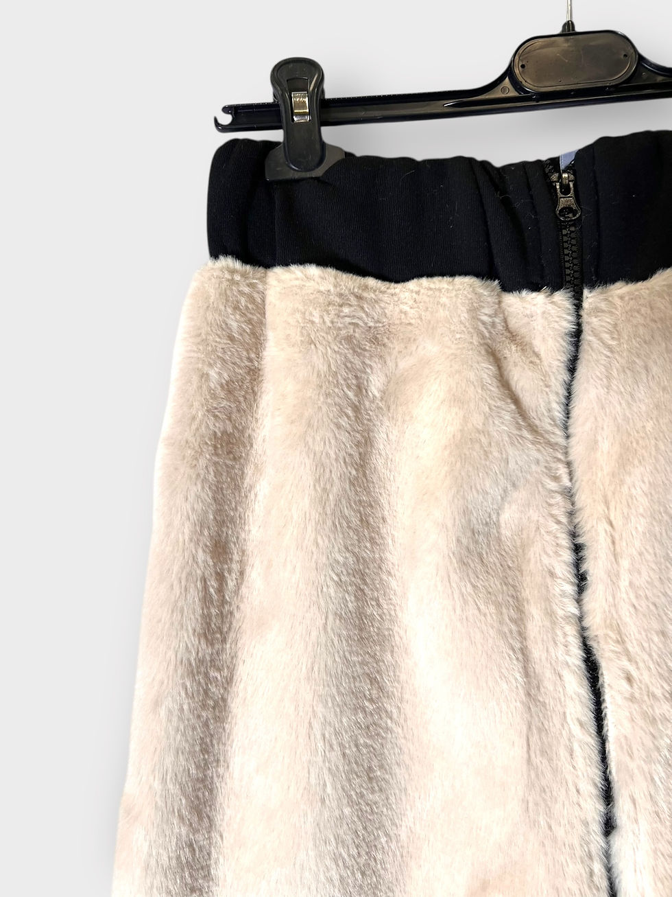 Μικρογραφία: Faux Fur Φούστα με Φερμουάρ και Διακοσμητικούς Κρίκους 