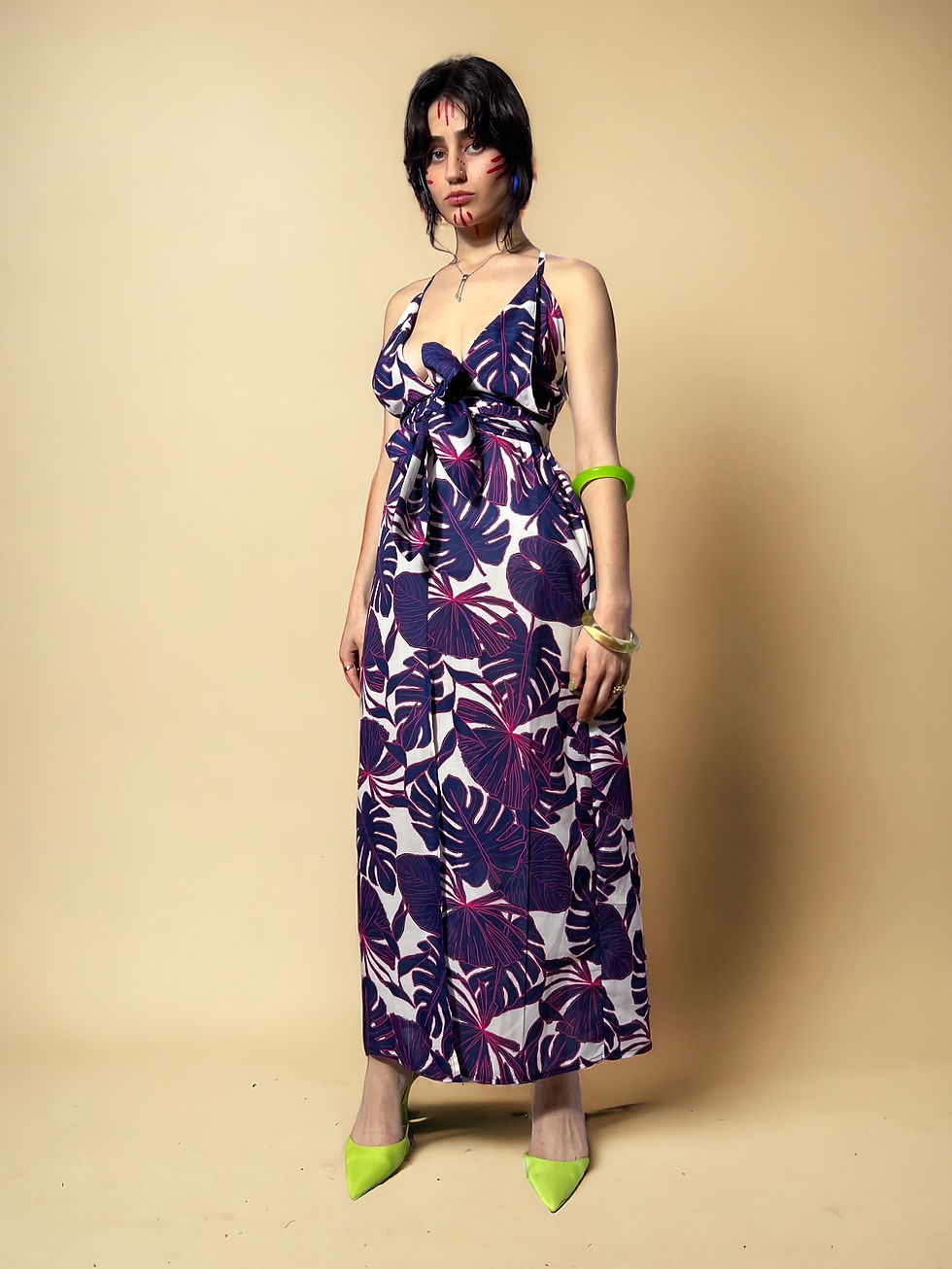 Μικρογραφία: Φόρεμα με Τιράντες και Τροπικό Μοτίβο