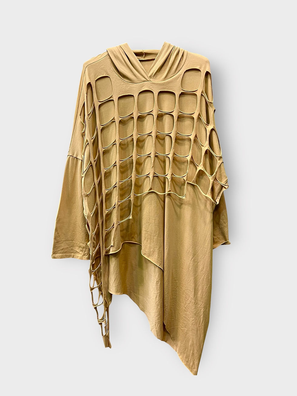 Μικρογραφία: Ασύμμετρη Μπλούζα με Cut-Out Σχέδιο