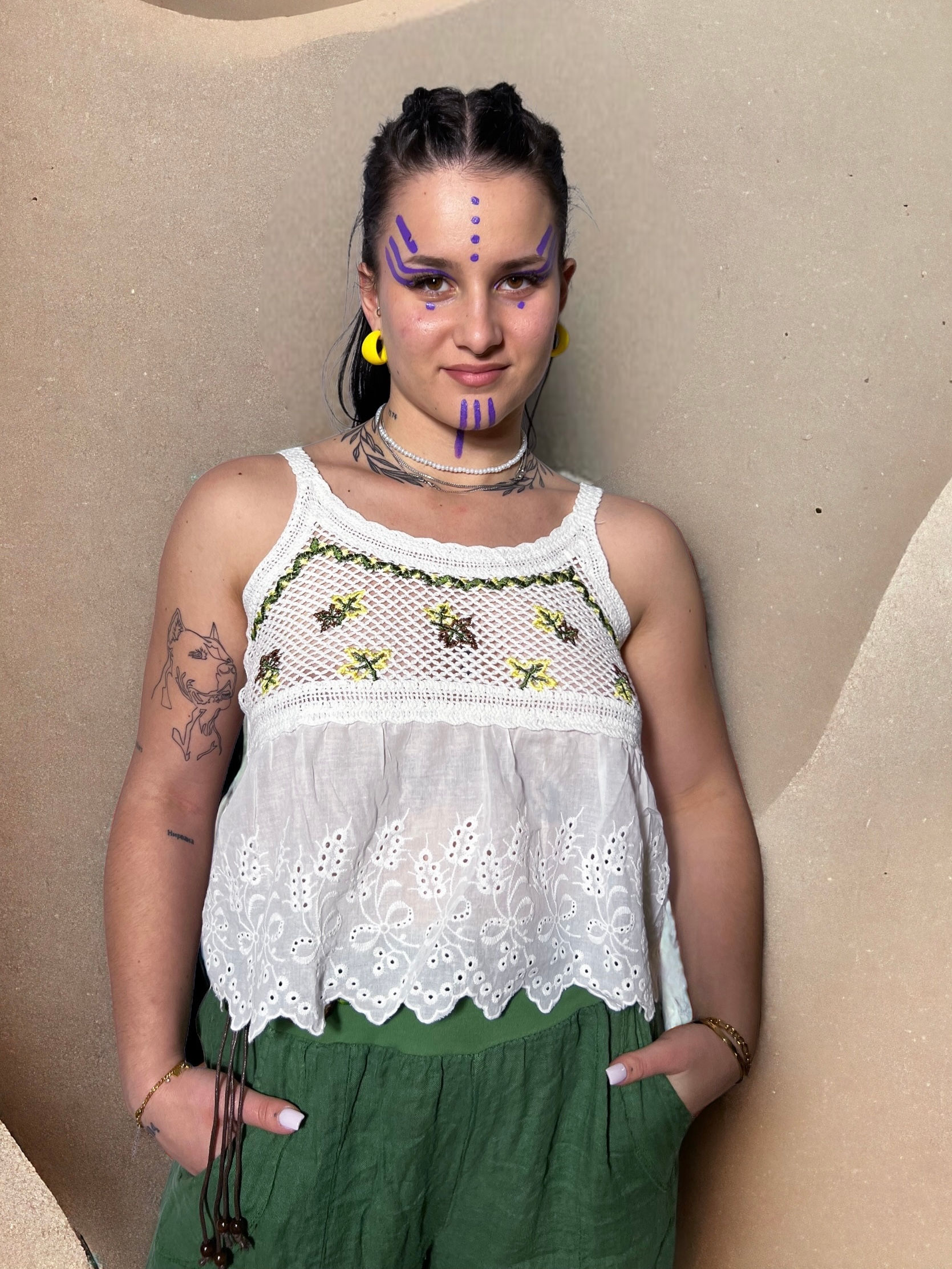 Embroidered Top with Flowers that Ends in Lace