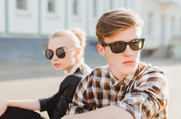 Pareja en gafas de sol