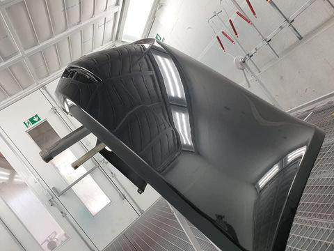 schwarz lackiertes Autoteil von JN-Meisterlackiererei