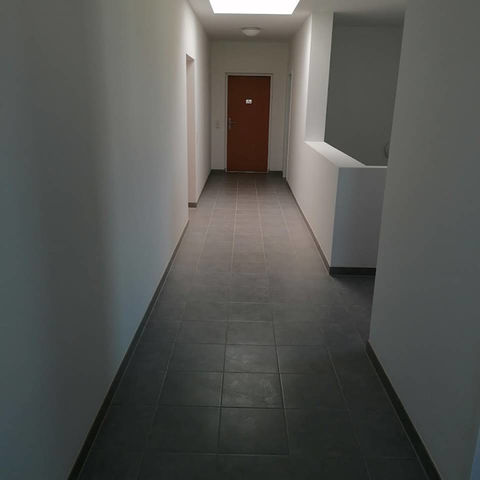 von BAKI Haus- & Gartenservice gereinigter Fliesengang