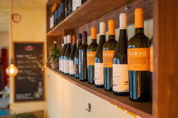 Weinflaschen des l'angolo - Pasta & Pizza am Eck