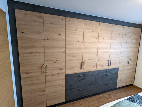 großer Holzschrank