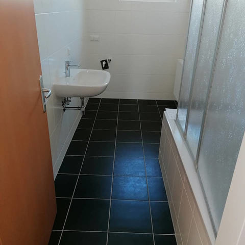 von BAKI Haus- & Gartenservice gereinigtes Badezimmer