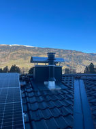 Metalldach mit Solarpanels