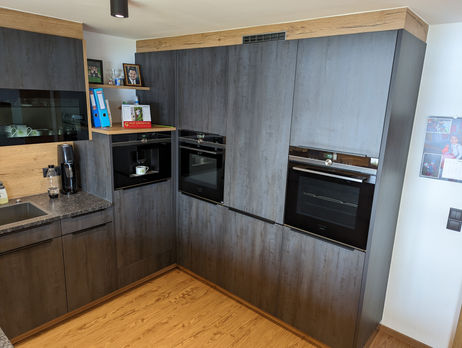 klassisch dunkle Küche