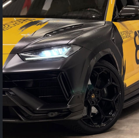 gelb-schwarzes Auto