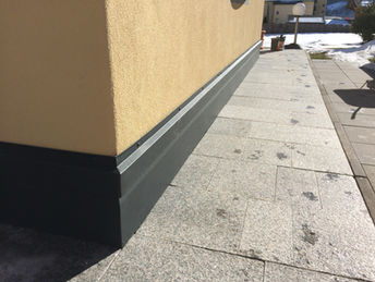 Spenglerarbeiten an Hausfassade