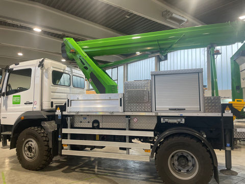 Lkw mit Metallaufsatz