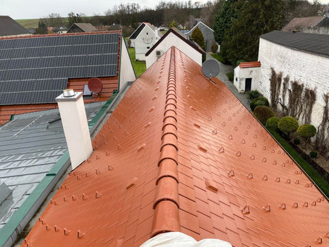 rotes Schindeldach der Spenglerei Wolf