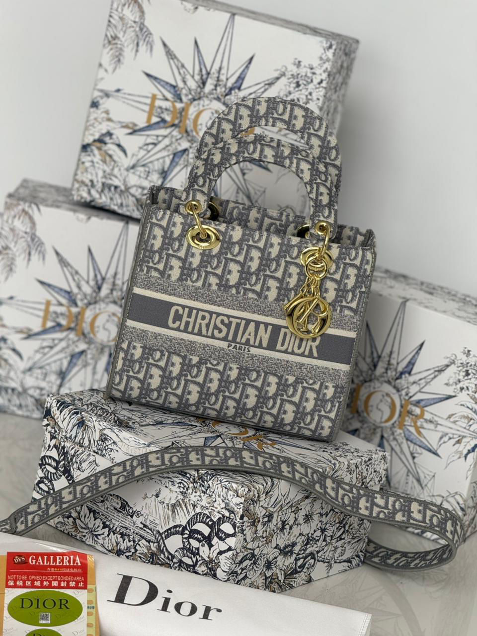 Miniatura: Dior 