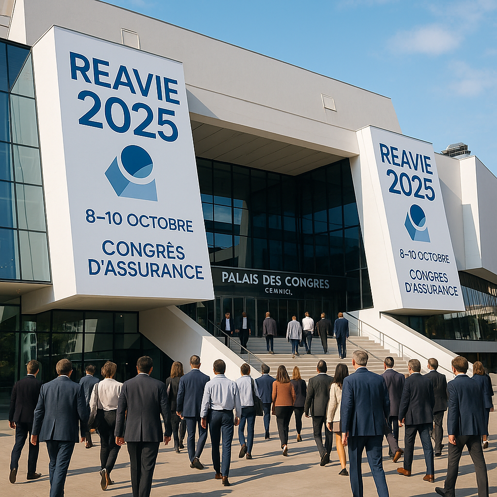 Participants montant les marches du Palais des Congrès de Cannes décoré de bannières Reavie 2025, lors du congrès dédié à l’assurance de personnes et aux transitions démographiques et écologiques.”