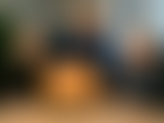 Les trois cofondateurs de Kenko posent dans un bureau moderne devant un écran affichant une carte santé stylisée sans texte, symbolisant l’innovation dans la santé et la prévoyance collective.