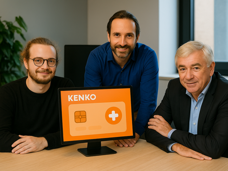 Les trois cofondateurs de Kenko posent dans un bureau moderne devant un écran affichant une carte santé stylisée sans texte, symbolisant l’innovation dans la santé et la prévoyance collective.