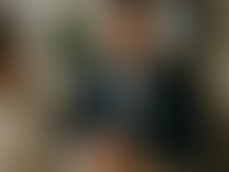 Un bureau moderne et minimaliste avec un ordinateur portable éteint sur un bureau en bois clair, accompagné d’une plante verte, d’une horloge et d’accessoires de travail, illustrant la sobriété et la stabilité du secteur de l’assurance en 2022.