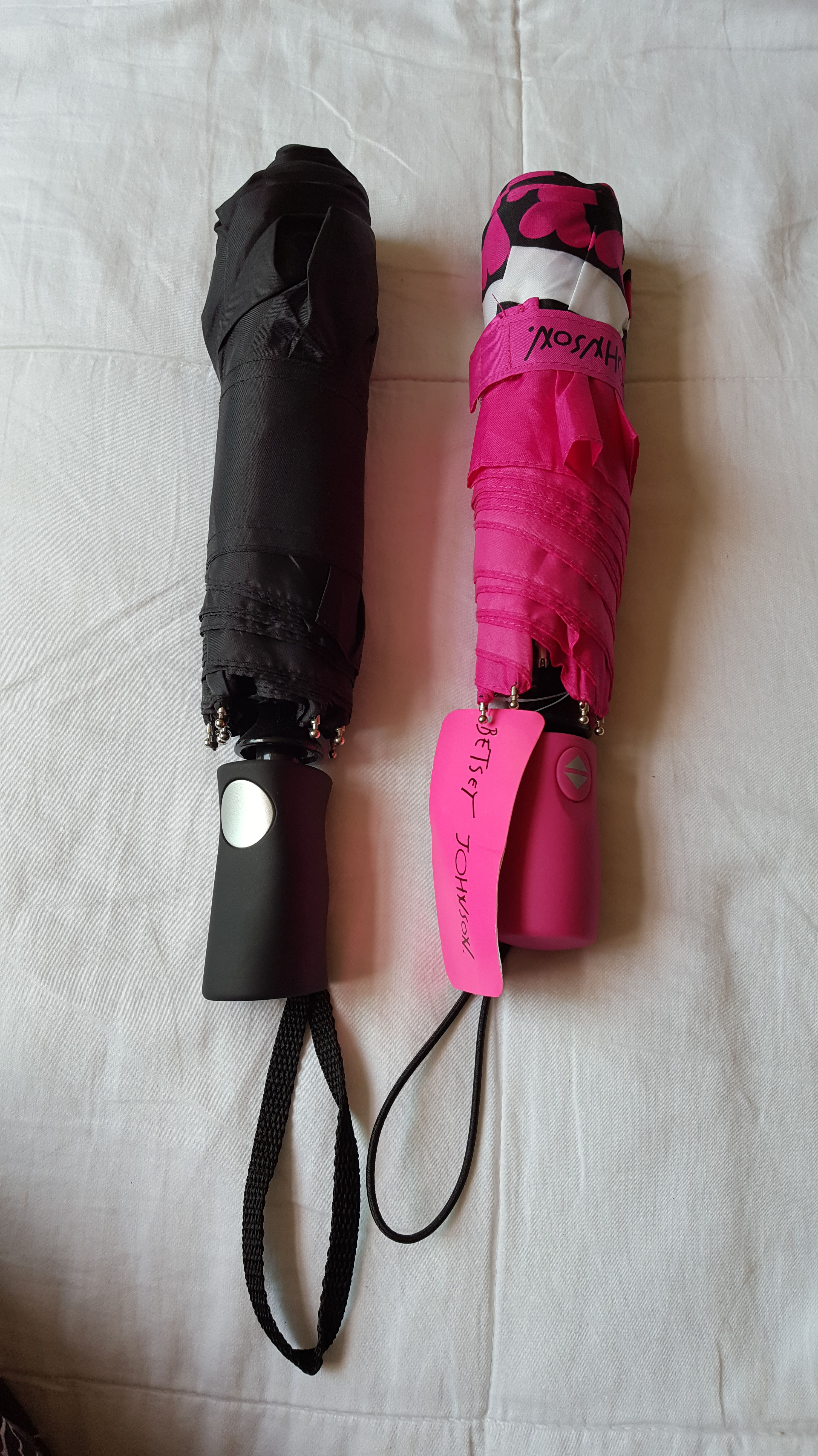 paraguas negra y rosa