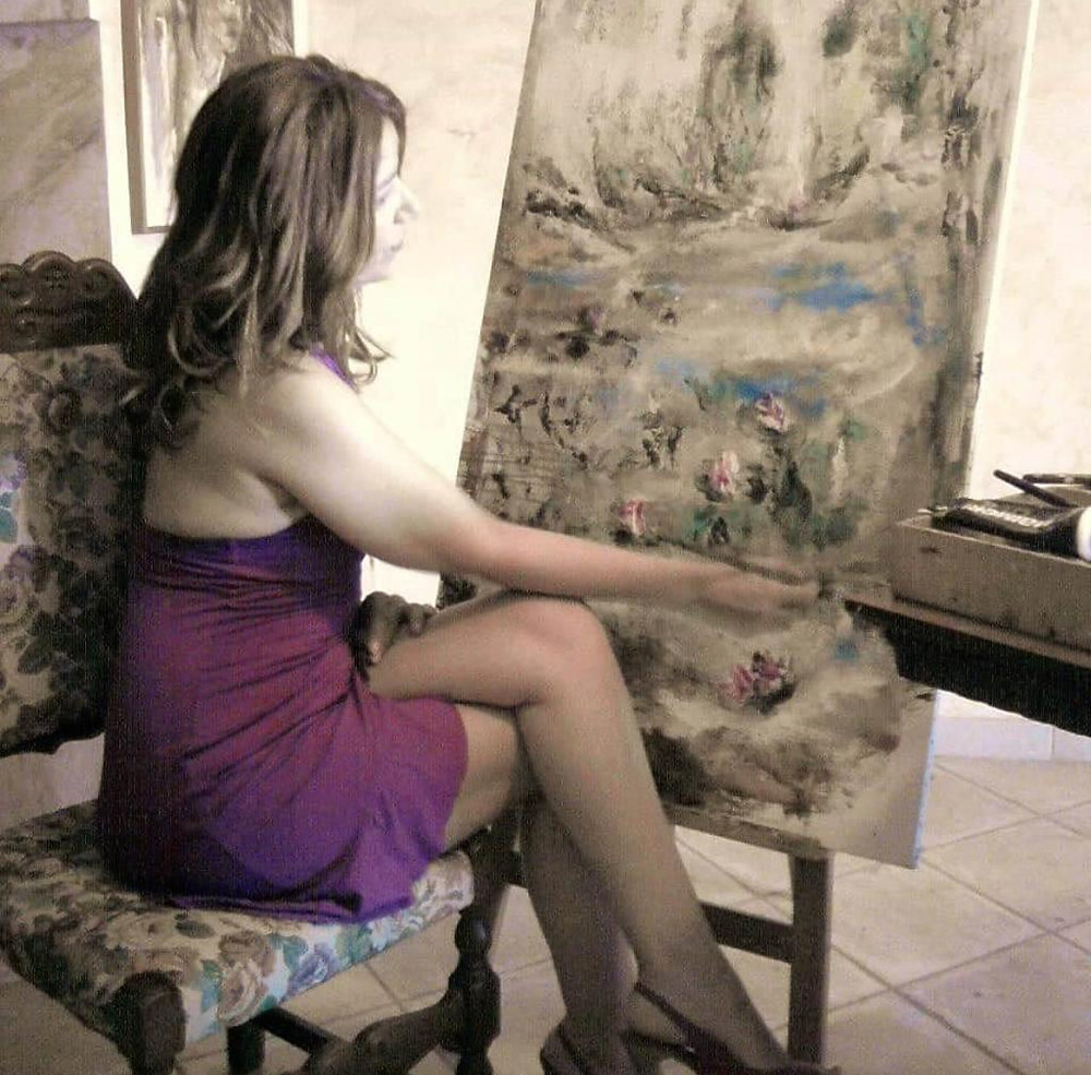 L’artista Anna Capoccetta al lavoro nel suo studio