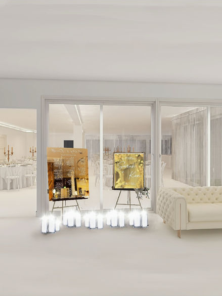 Tableau de Mariage in una stanza bianca con divano e tavoli; render foto realistico.