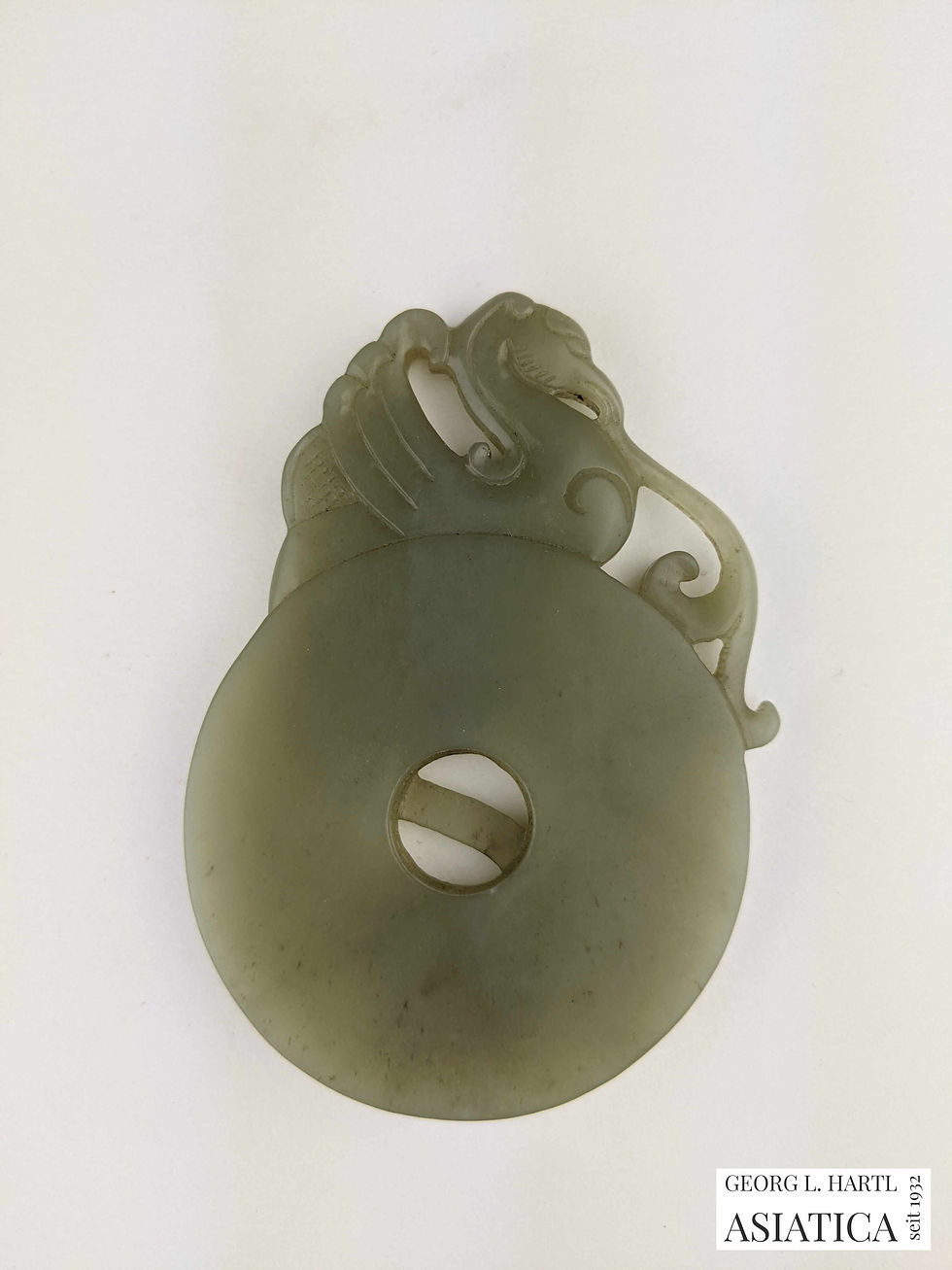 Miniaturbild: Grüne Jade Bi-Scheibe mit darauf sitzendem Phönix, 18. Jh., China