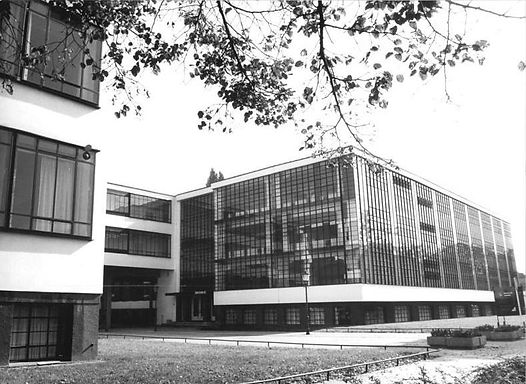 Bundesarchiv_Bild_183-1987-0204-305,_Dessau,_Bauhaus.jpg