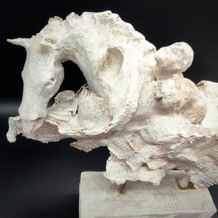 Val Carr-Ortolan
Tech : Carta Pasta/Poudre de marbre
42x41x11 cm
Signée et délivrée avec son CA
Pièce unique