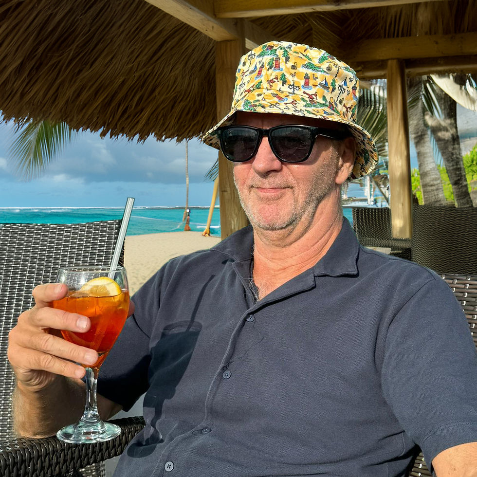 Man i buckethatt med svensk design och solglasögon vid fest