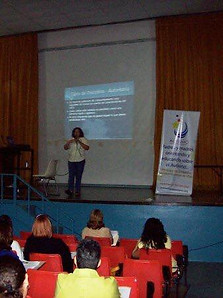 Dando charla en la Alianza de Autismo circa 2008.jpg