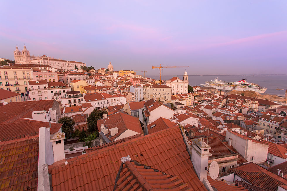 Os dados mais recentes do Instituto Nacional de Estatística (INE) confirmam: o valor das casas em Portugal voltou a subir em março, atingindo novos máximos. À primeira vista, este é um sinal de dinamismo. Mas a realidade é mais complexa e exige uma leitura prudente.