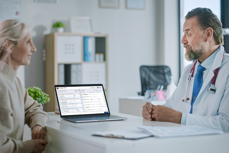 Arzt mit Patienten_Bluemed Screen.png