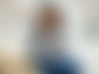 mulher sentada em uma poltrona sentindo náuseas com a mão sobre a boca